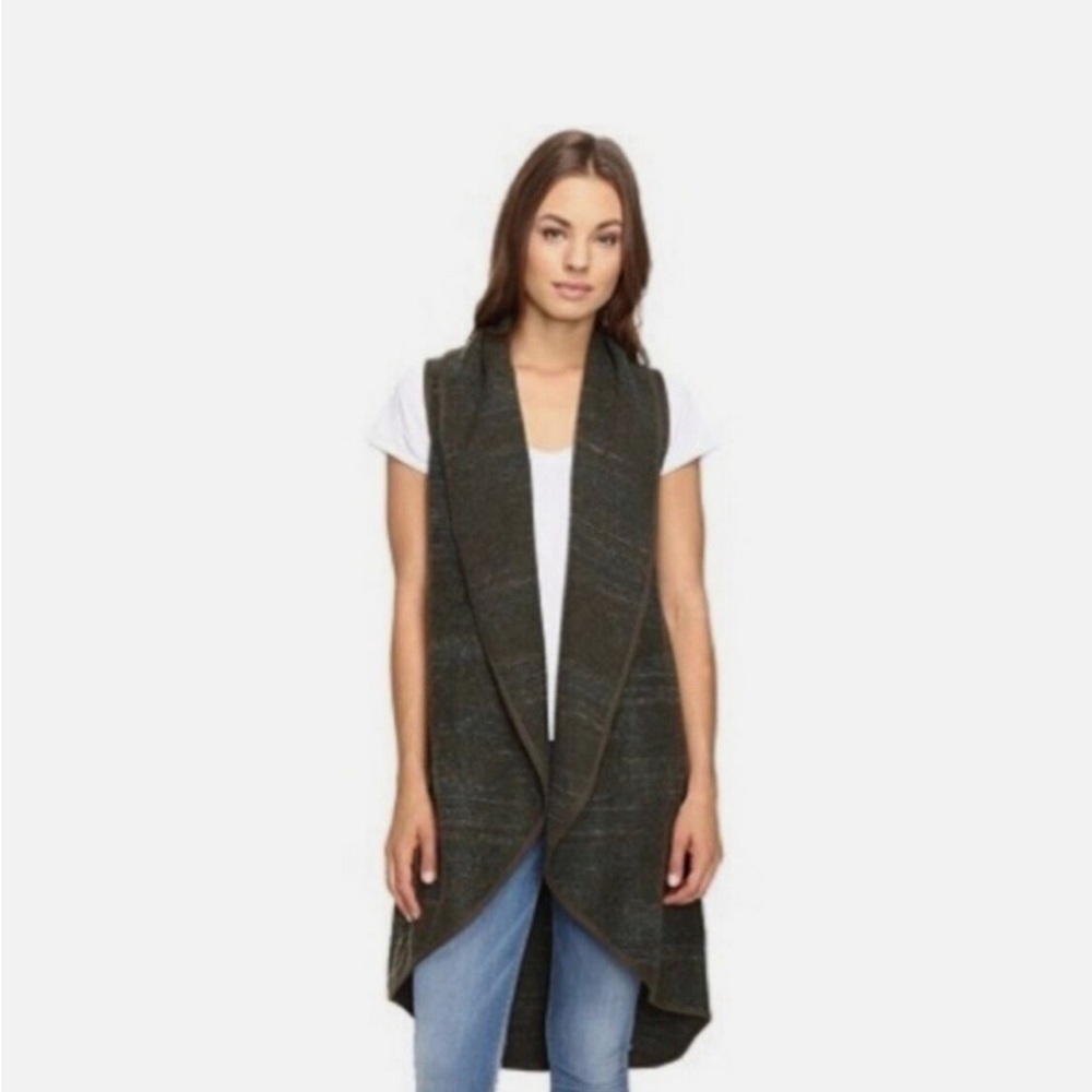 Sleeveless wool blend vest cardigan sweater. Wool and cotton blend. Medium